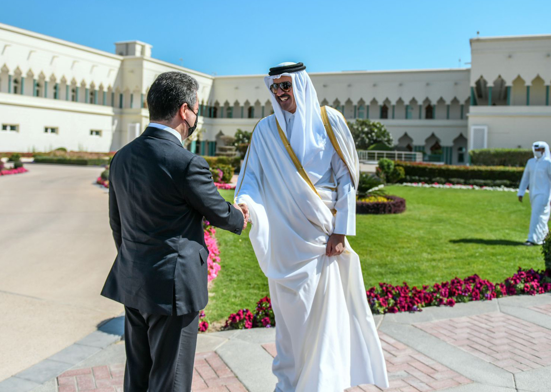 PM Masrour Barzani (left) shakes hand with Qatari Emir Tamim bin Hamad al-Thani, Feb. 16, 2022. (Photo: KRG)